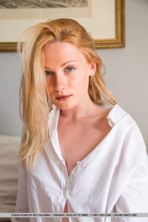 Slim blonde Gerda Rubia gets totally naked on her bed while doing some reading