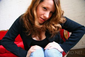 Amateur BBW Lisa Davidson frees her huge boobs from sweater in blue jeans