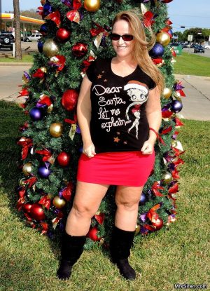 Thick MILF Dee Siren flashes her fat ass in front of a Xmas tree in public
