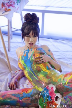 Sexy artist Shyla Jennings covers natural tits & sweet ass with colorful paint