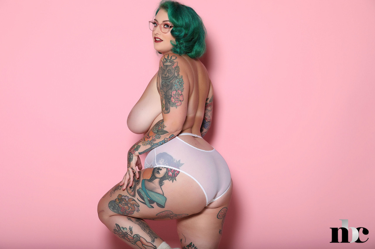 Very beautiful fatty Galda Lou bares her heavily tattooed curvy body xxx ph...