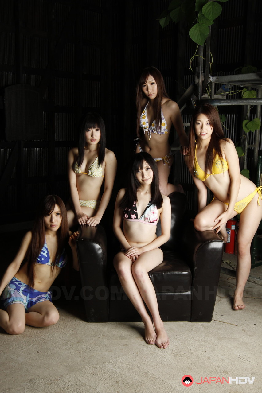 Handful of Japanese girls get totally naked at the same time
